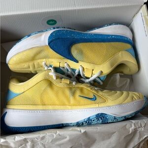 Nike Zoom Freak 5 Gianni. Yellow and Blue with Basketball Style
